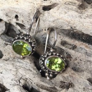 🌺Gorgeous Green Silver Peridot earrings